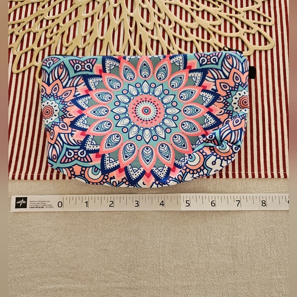 Makeup Bag with zipper close - Picture 3 of 5